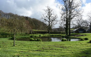 Parc devant l'église Sainte Marthe de Gouvets