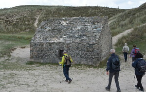 Cette cabane Vauban a été entièrement recouverte par la dune au cours de temps puis dégagée du sable et restaurée. Une pierre au dessus de l'entrée porte la date de 1744.Destinée à la défense des côtes au temps de la marine Royale, elle fut aussi cabane de douaniers