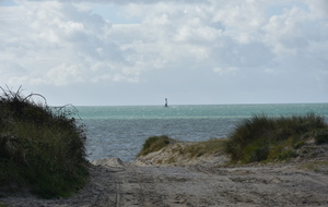 Phare de Sénéquet situé à 4 kms au large de la plage de Gouville