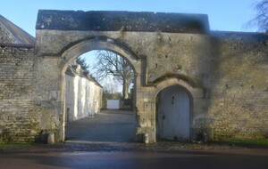 entrée d'une belle ferme à Cheux