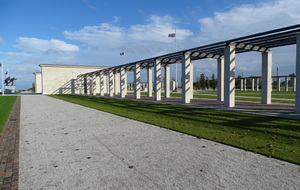 Mémorial Britannique de Ver sur mer
22000 noms gravés sur les colonnes du mémorial  
 britannique a constitué un travail historique inédit, les noms de tous les Britanniques ayant perdu la vie lors du débarquement 