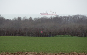 Bateau au large pour les travaux des éoliennes