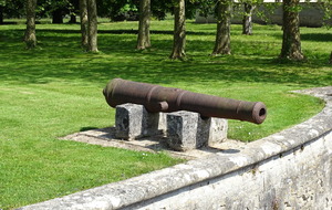Canon devant le Château, retrouvé en mer, vestige d'un bateau