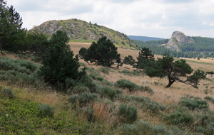 Deux des Dents du Diable (la Grosse Roche et la Roche Pointue), Satan y aurait planté ses crocs et en aurait perdu trois.