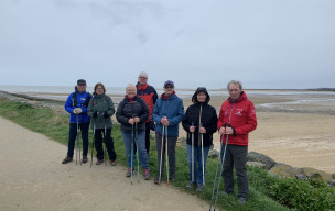 Séance de marche nordique santé à la pointe du siège de Ouistreham Riva-Bella