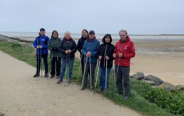 Séance de marche nordique santé à la pointe du siège de Ouistreham Riva-Bella